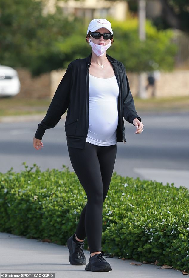 Katherine Schwarzenegger shows off her burgeoning baby ...