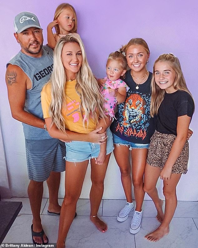 Brittany and Jason Aldean, 32, shares rare family photo - ReadSector