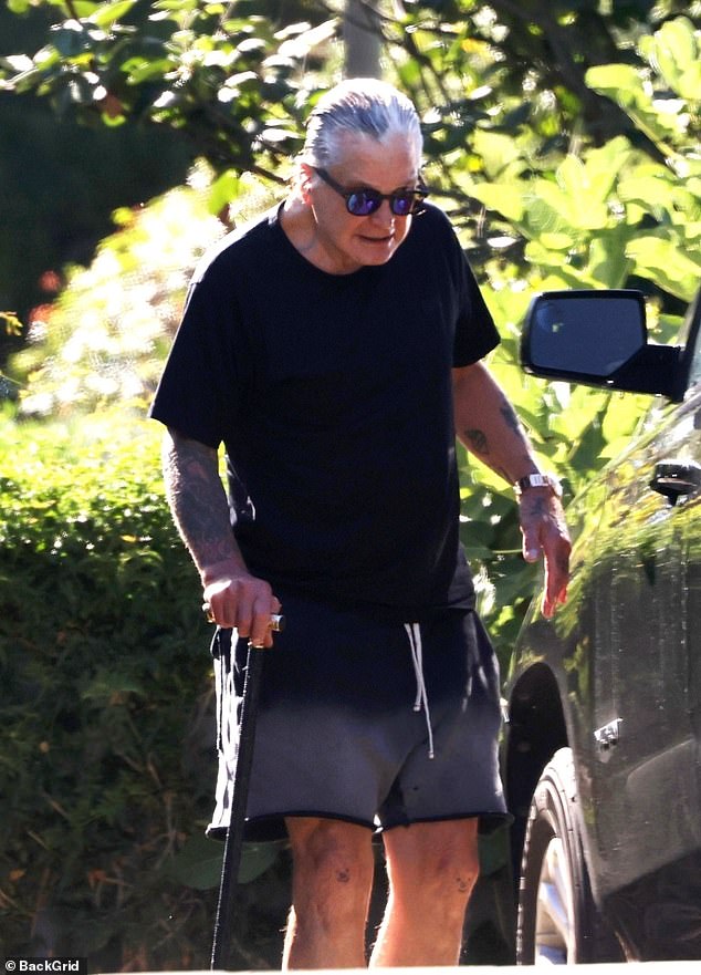 Ozzy Osbourne Uses A Cane On Walk Amid His Battle With Parkinson S   32892466 8707507 Image A 22 1599516947219 