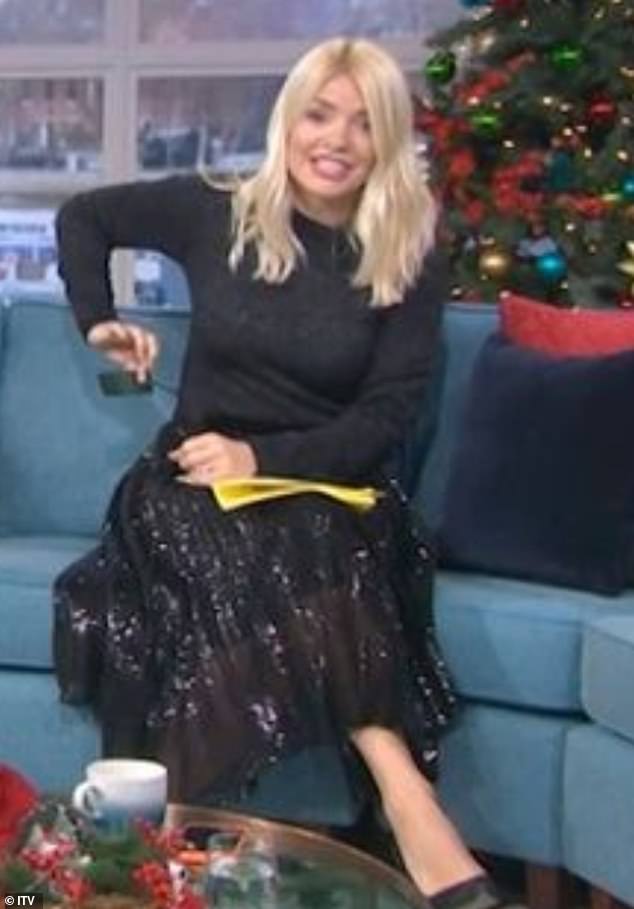 Holly Willoughby Suffers A Wardrobe Malfunction Live On This Morning Readsector