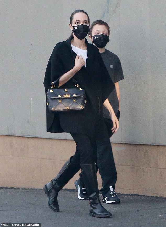 Angelina Jolie Stops By A Party Supply Store With Son Knox Leon 12 To Stock Up On Wrapping Paper Readsector They've seemingly made peace, though. angelina jolie stops by a party supply