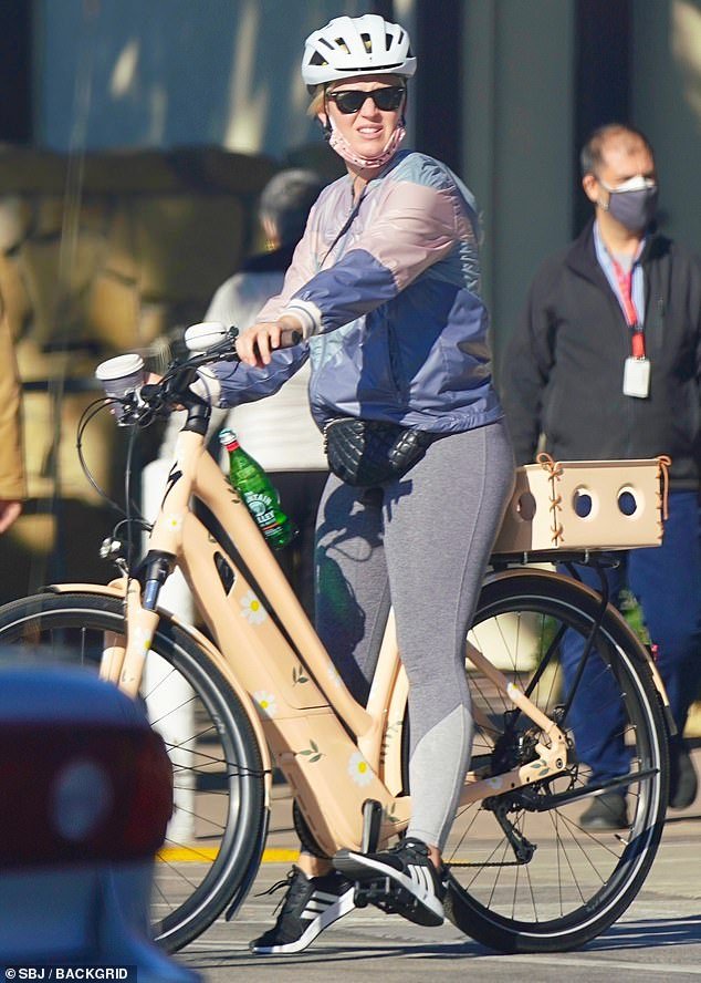 Katy Perry Makes A Cute Nod To Daughter Daisy As She Rides Floral Bike With Fiance Orlando Bloom Readsector We are honoured to introduce goodwill ambassadors katy perry and orlando bloom's new bundle of joy. daughter daisy as she rides floral bike