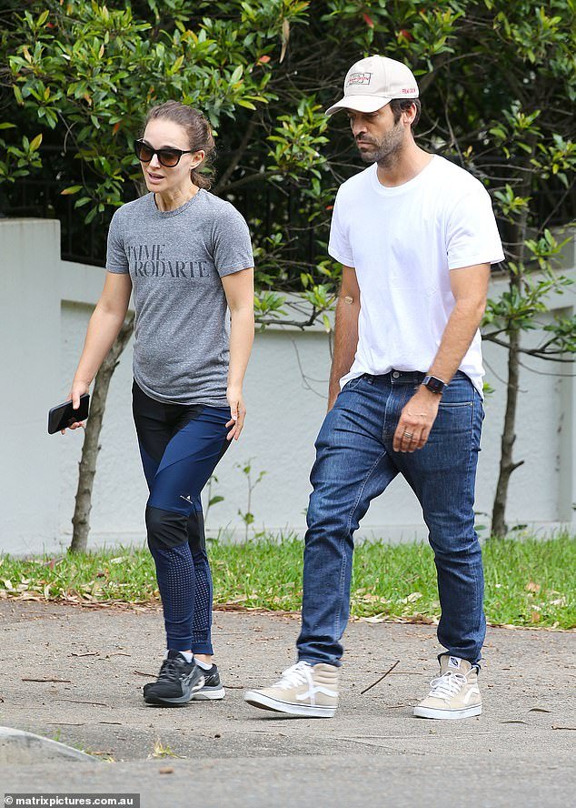 Natalie Portman steps out with husband Benjamin Millepied in casual gym ...